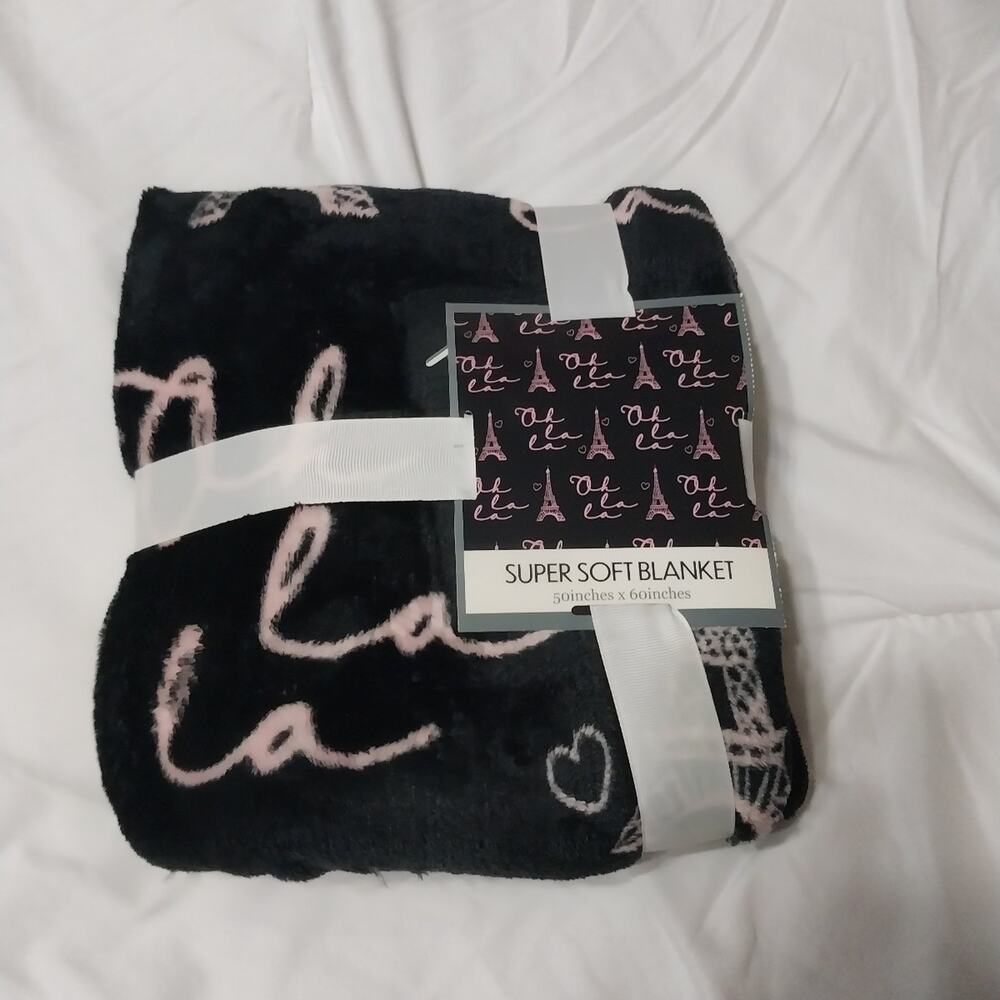 Plush Paris Themed Throw Blanket